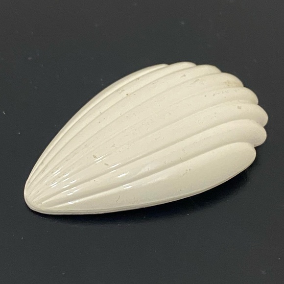 Vintage LIEBA USA Enameled Shell-Shaped Gold-tone Scarf Clip 13g. - Picture 5 of 12